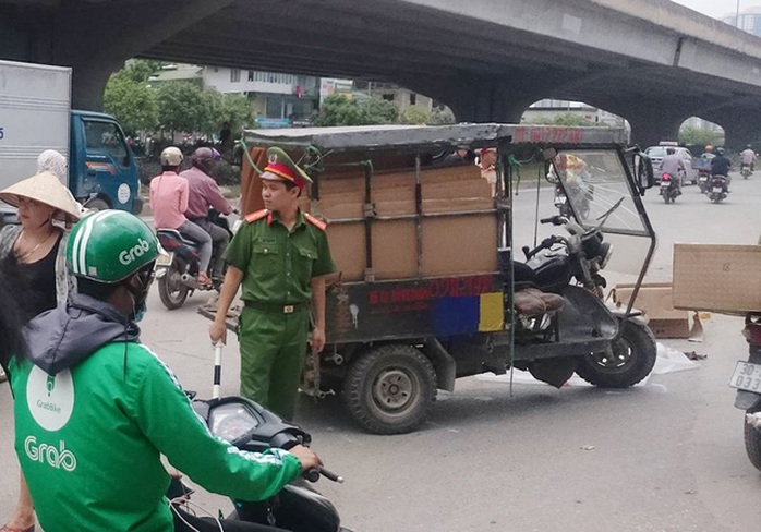 Vào cua, xe 3 bánh tự chế lật đè chết người - Ảnh 1.