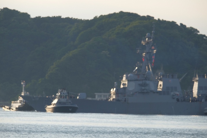 Tàu chiến Mỹ bị tông về tới căn cứ hải quân Yokosuka - Ảnh 1.