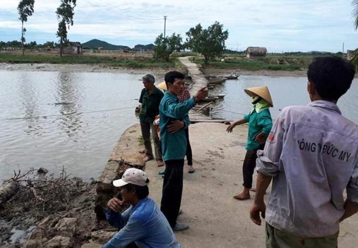 Qua cầu phao, bố cùng con trai 9 tuổi rơi xuống sông tử vong - Ảnh 1.