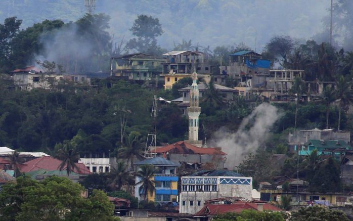 Phiến quân thân IS xông vào trường học ở Philippines - Ảnh 1.