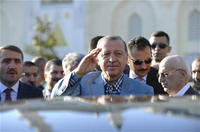Tổng thống Thổ Nhĩ Kỳ ngất xỉu trong lễ cầu nguyện - Ảnh 1.