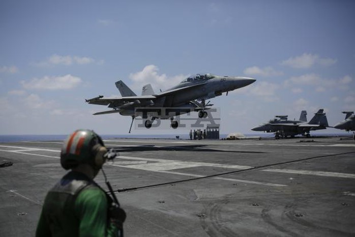 Mỹ đưa tàu chiến, máy bay do thám đến gần Syria - Ảnh 1.