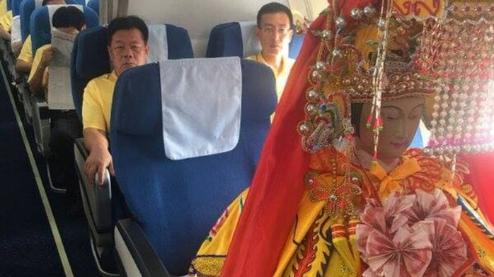 Ba tượng thần Trung Quốc “đáp” máy bay tới Malaysia - Ảnh 1.