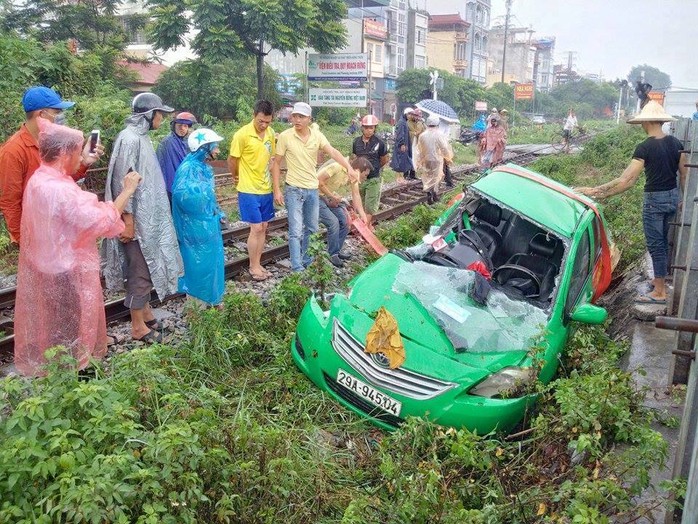 Qua đường sắt đón khách, taxi Mai Linh bị tàu hỏa tông nát - Ảnh 1.