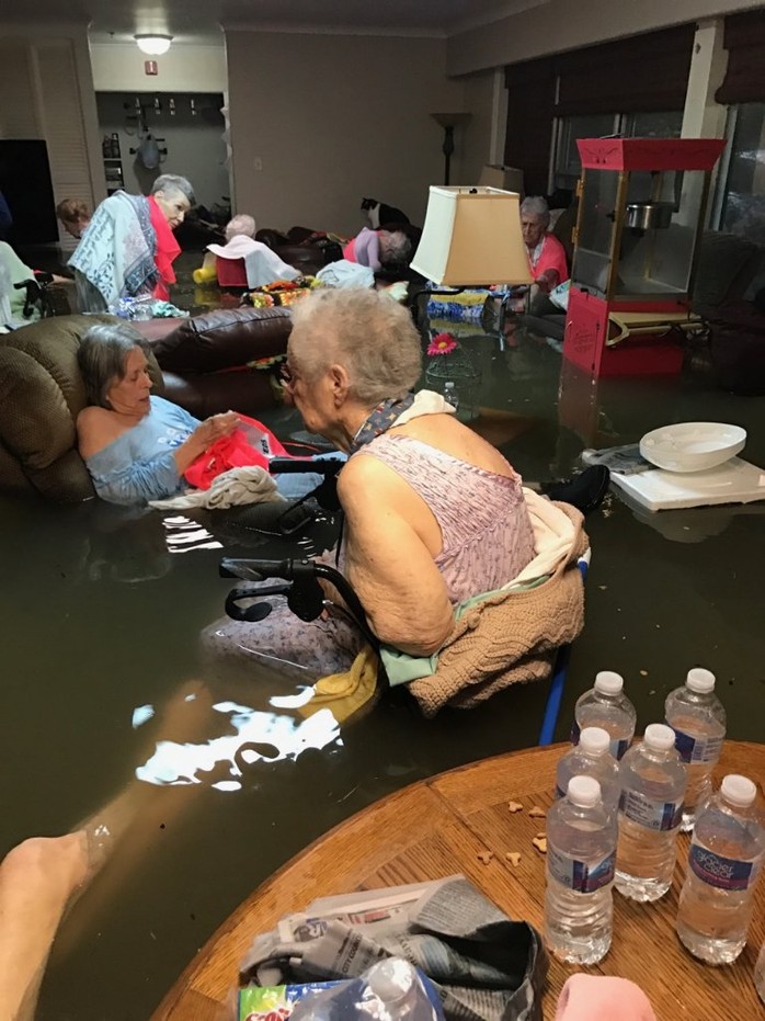 Mỹ: Bức ảnh gây sốc trong bão Harvey - Ảnh 1.