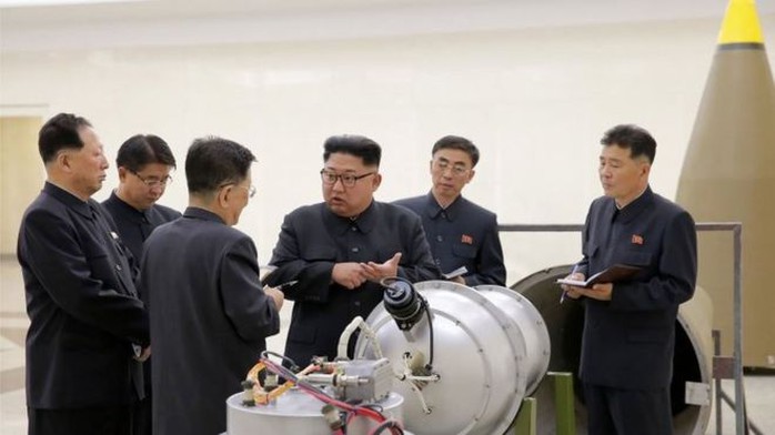 Giải mã bức ảnh ông Kim Jong-un kiểm tra đầu đạn hạt nhân - Ảnh 1.