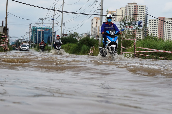 TP HCM: Mưa một trận, ngập cả ngày ở con đường “đau khổ” - Ảnh 2.