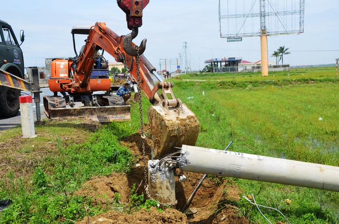 Nỗ lực “giải cứu” 2.600 trụ điện trung thế bị bão quật ngã ở Quảng Bình - Ảnh 2.