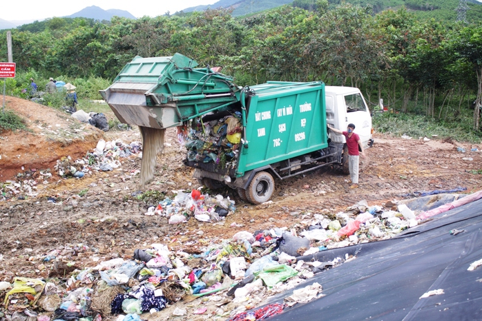 Nguy cơ chìm trong rác thải - Ảnh 1.