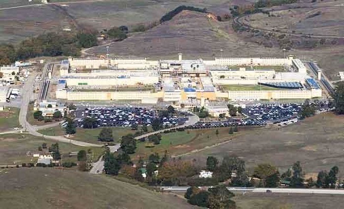 Hơn 100 tù nhân bạo loạn ở California, 9 người thương vong - Ảnh 1.