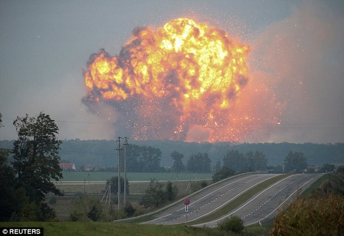 Ukraine: Nổ tại căn cứ quân sự, tên lửa bắn tứ tung lên trời - Ảnh 1.