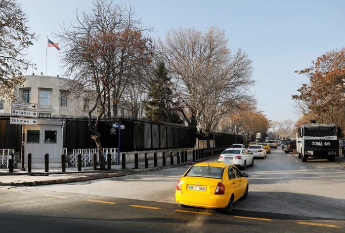 
Một chiếc xe cảnh sát đậu gần Đại sứ quán Mỹ tại Ankara. Ảnh: REUTERS
