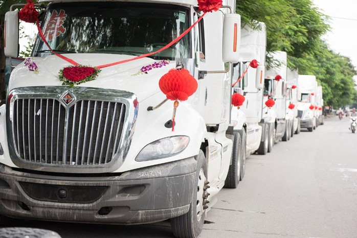 Dàn ôtô đầu kéo chục tỷ đi hỏi vợ tại Hải Phòng - Ảnh 1. Dàn ôtô đầu kéo chục tỷ đi hỏi vợ tại Hải Phòng - Ảnh 1.
