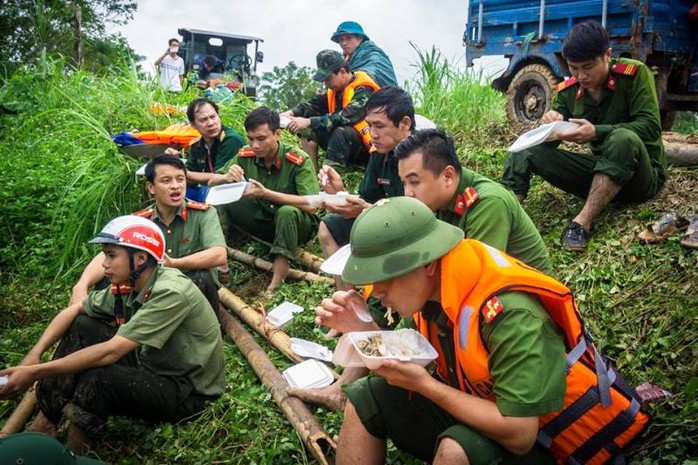 Công an, bộ đội dầm  mình trong nước ăn vội, giúp dân chống lũ dữ - Ảnh 13.