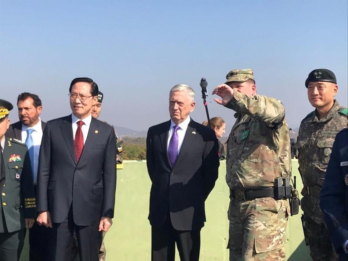 Bộ trưởng Quốc phòng Mỹ đến gần lò lửa Triều Tiên - Ảnh 1.