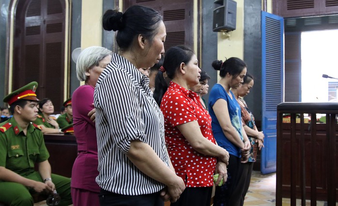 Trộm vải trong sân bay, nhóm nữ nhặt ve chai dắt nhau ngồi tù - Ảnh 2.