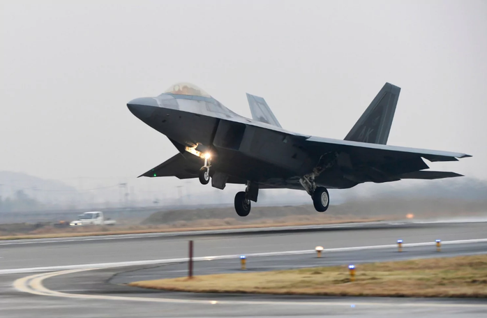 
Một chiếc F-22 Raptor cất cánh từ căn cứ không quân ở Gwangju - Hàn Quốc hôm 4-12. Ảnh: YONHAP
