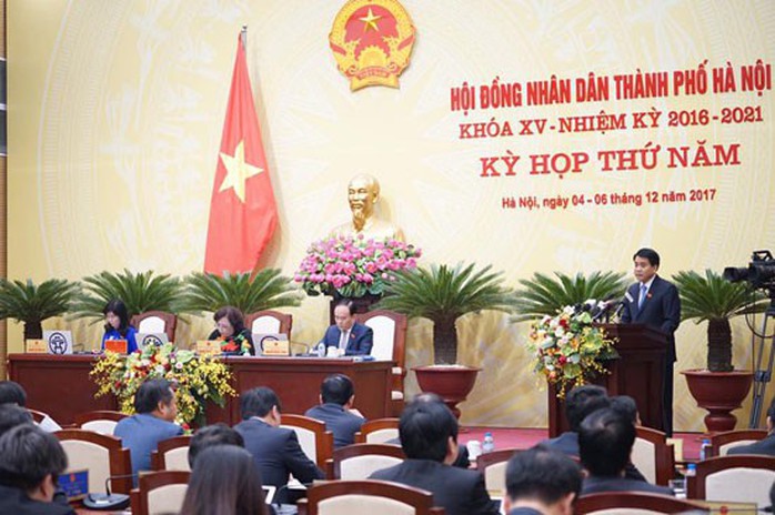 Kiểm tra đột xuất, Chủ tịch Hà Nội phát hiện lát đá vỉa hè bừa bãi - Ảnh 1.