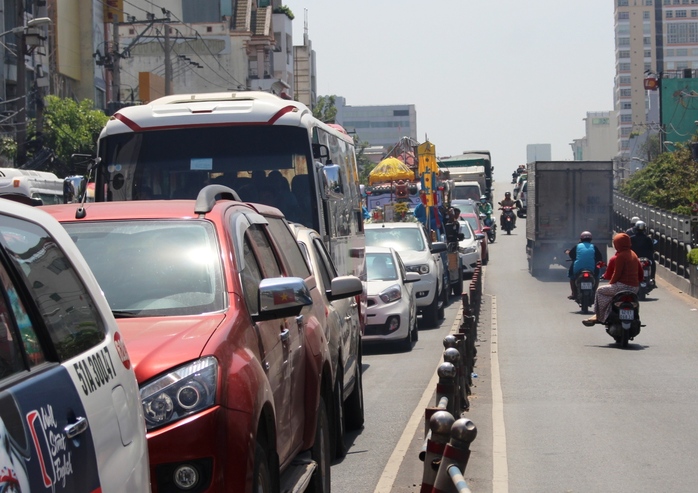 
Cảnh ùn tắc cục bộ ở nút giao thông Cộng Hòa - Hoàng Hoa Thám do ảnh hưởng từ vụ tai nạn
