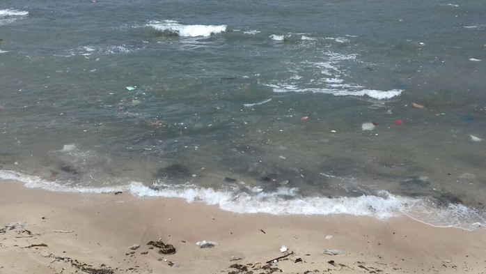 Phú Quốc: Mưa to, rác tràn ngập bãi biển Dinh Cậu - Ảnh 3.