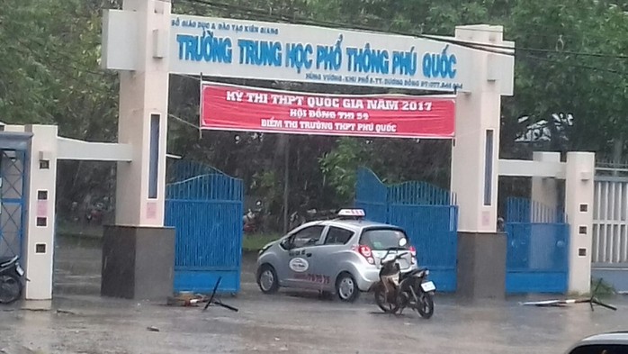 Hàng trăm TS ở đảo Phú Quốc đội mưa đi thi - Ảnh 3.