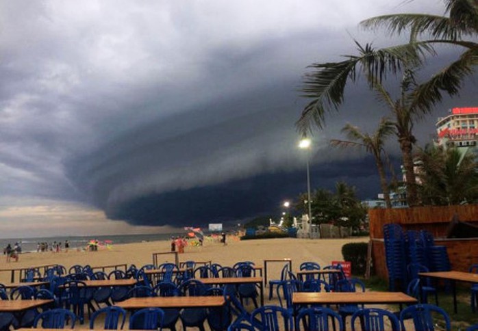 Đám mây đen kỳ lạ, khổng lồ trên biển Sầm Sơn là có thật - Ảnh 1.
