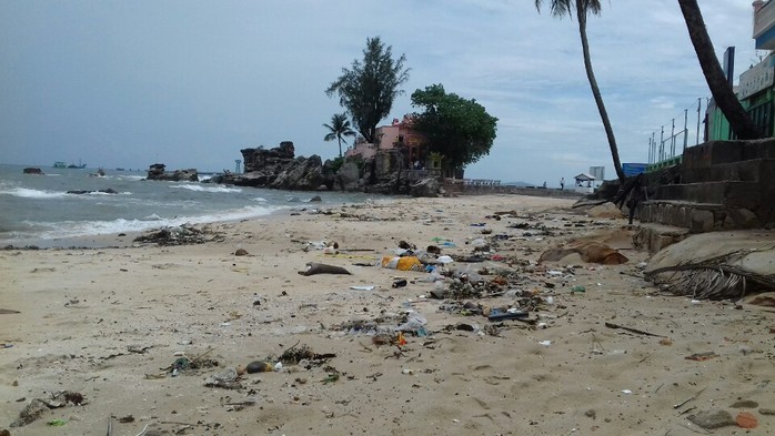 Phú Quốc: Mưa to, rác tràn ngập bãi biển Dinh Cậu - Ảnh 1.