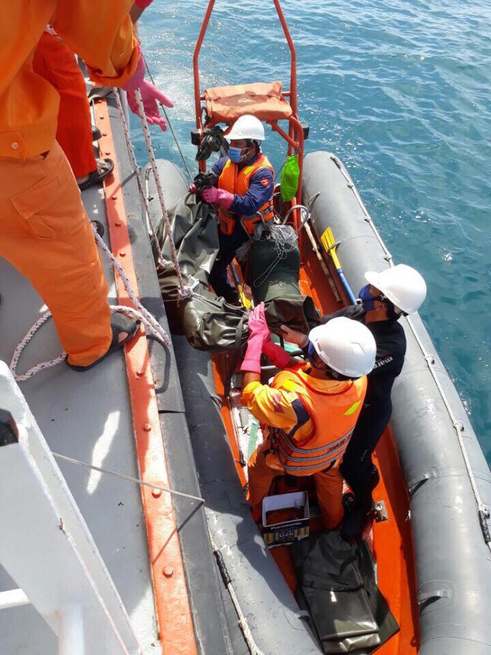 Đội thợ lặn tìm thấy thi thể bên trong tàu