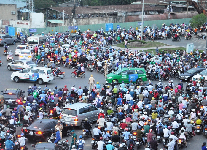 
 

Tình hình nghiêm trọng xảy ra ở 4 trong số 7 tuyến đường đâm qua vòng xoay, gồm: Hoàng Minh Giám, Nguyễn Thái Sơn, Hồng Hà và Nguyễn Kiệm (đoạn một chiều). Dòng xe ken đặc trên 3 tuyến đường này, chậm chạp di chuyển suốt từ 16 giờ 30 phút cho đến gần 20 giờ vẫn chưa có dấu hiệu giảm
