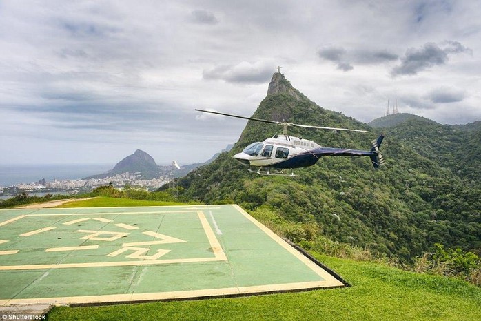 Một trực thăng ngắm cảnh chuẩn bị đáp xuống chân núi Corcovado ở Rio de Janeiro, Brazil. Bạn có thể thấy tượng Chúa Cứu Thế ở phía xa.
