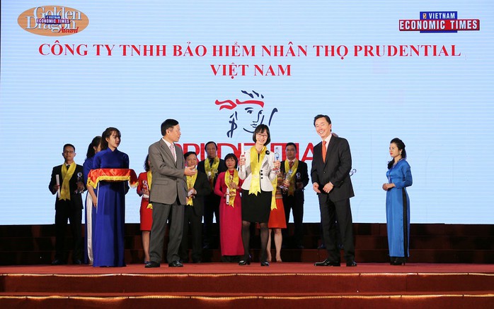 Đại diện Prudential Việt Nam nhận giải thưởng Rồng Vàng 2016