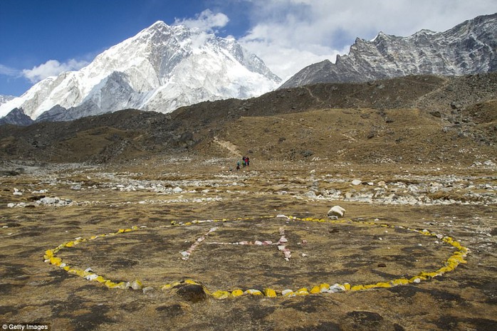 Bãi đáp trên đường lên trại Everest Base Camp ở Nepal được đánh dấu bằng đá sơn vàng, với núi Nuptse ở phía xa.
