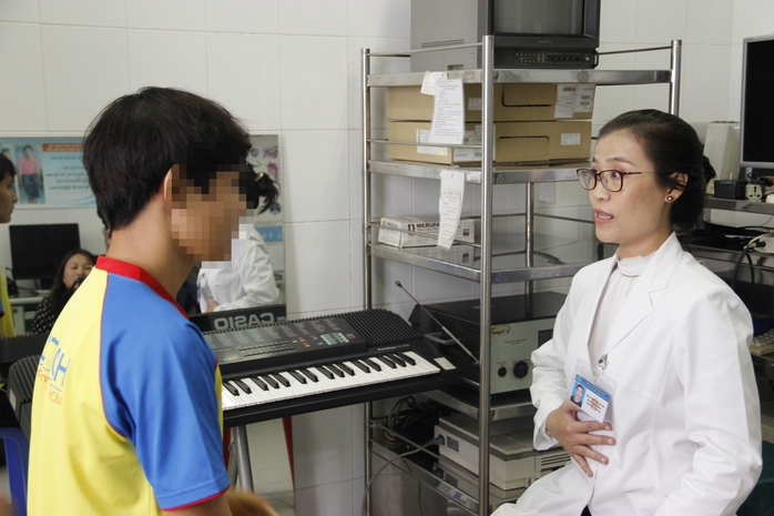 
Bác sĩ Bệnh viện Tai Mũi Họng TP HCM hướng dẫn phát âm để tìm lại giọng nói cho một nam thanh niên
