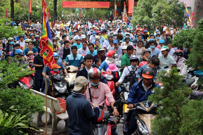 Cả ngàn người đổ xô về Thảo Cầm Viên vui chơi giải trí, thắp hương tưởng nhớ tổ tiên khiến khu vực này quá tải.