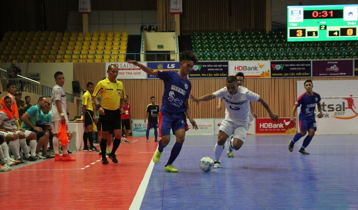 Trọng tài futsal cũng có vấn đề - Ảnh 1.