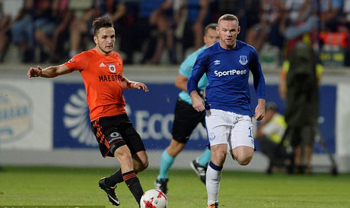Sút bóng hụt, Rooney té sấp mặt ở Europa League - Ảnh 1.