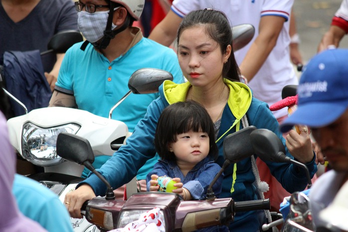 
Nhiều người phải chen chúc, mướt mồ hôi hơn 20 phút mới có thể gửi được xe máy.
