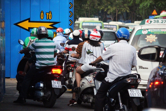 
Bên cạnh đó, vòng xoay Quách Thị Trang cũng được rào chắn để xây dựng, các phương tiện phải lưu thông tạm qua trạm xe buýt Bến Thành cũ để di chuyển khiến khu vực này ùn tắc.
