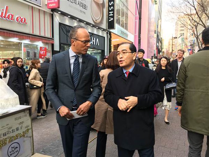 
Ông Thae Yong-ho (phải) tại Hàn Quốc. Ảnh: NBC News.
