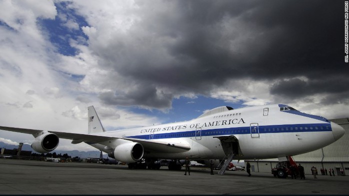 Máy bay “ngày tận thế” của Mỹ bị bão quật ngã - Ảnh 1.