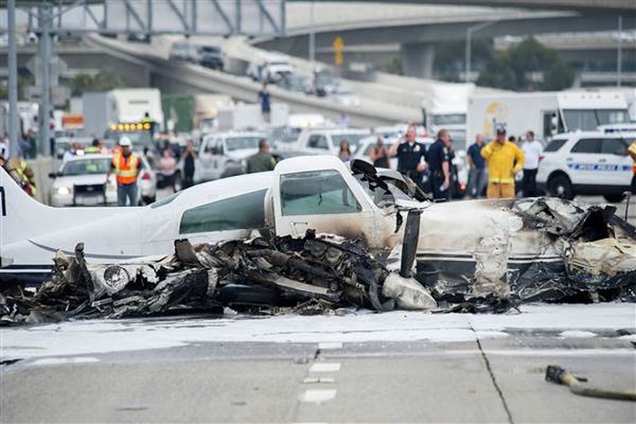 Mỹ: Máy bay bất ngờ lao xuống đường cao tốc - Ảnh 1.