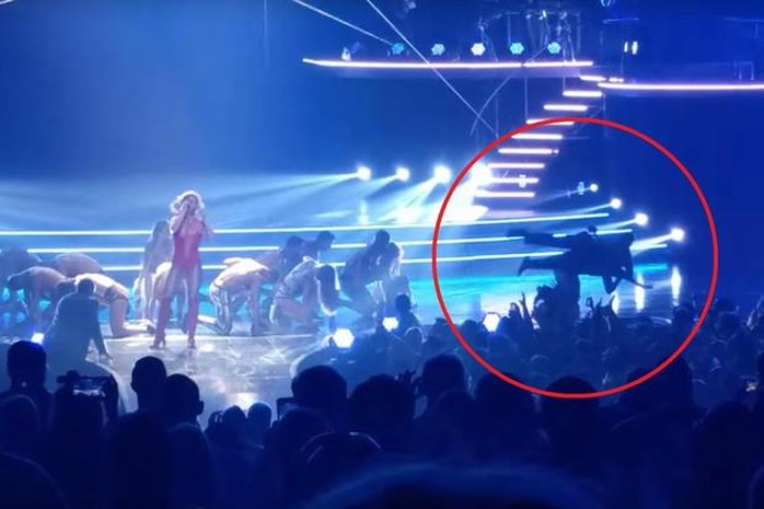 Britney Spears kinh hoàng khi fan cuồng lao lên sân khấu - Ảnh 1.