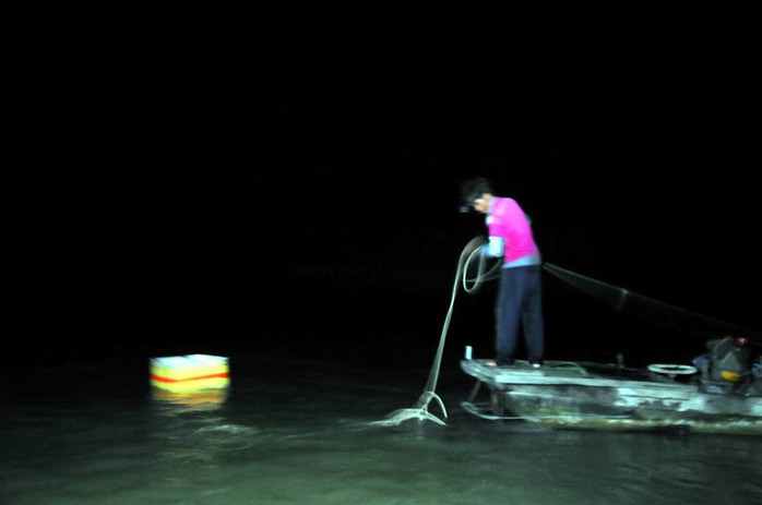 
Đánh bắt thủy sản vào ban đêm ở hồ Trị An
