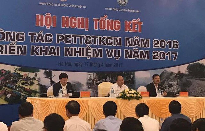 Thủ tướng Nguyễn Xuân Phúc (giữa) chủ trì hội nghị-Ảnh: Văn Duẩn