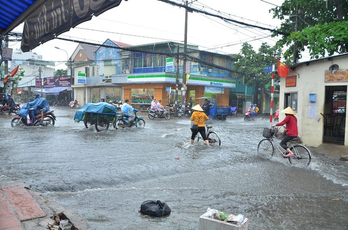 Đầu giờ chiều 23-4, mưa bất ngờ đổ xuống trên diện rộng tại TP HCM. Trong đó, một số khu vực thuộc quận 12, Tân Bình, Gò Vấp có lượng mưa khá lớn, đã gây ngập nhẹ trên vài tuyến đường
