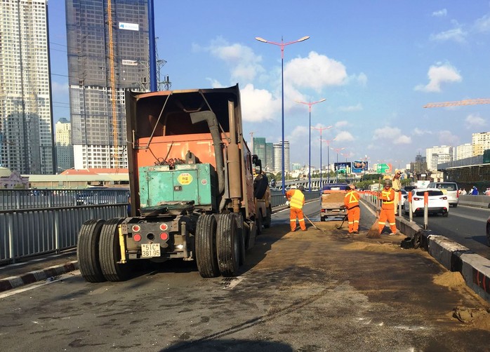 
Việc xử lý hiện trường chiếc xe đầu kéo gặp nạn trên cầu Sài Gòn tốn nhiều thời gian
