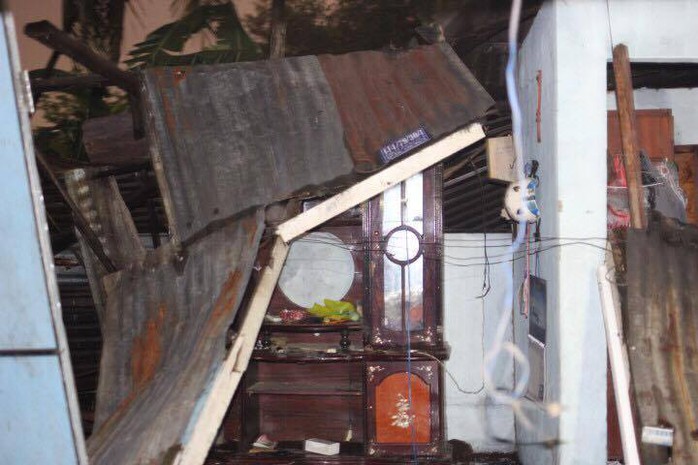 
Mái tôn của một căn nhà trên đường Tô Ngọc Vân bị hư hại trong gió lớn (ảnh: CTV)
