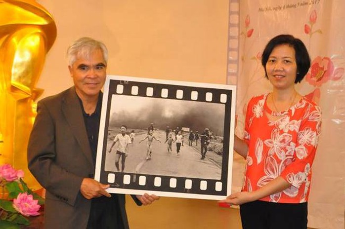 Nick Út tặng bức ảnh Em bé Napalm cho Bảo tàng Phụ nữ Việt Nam - Ảnh 1.
