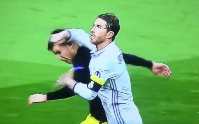 
Ramos may mắn thoát thẻ đỏ sau cú đánh cùi chỏ Hernandez
