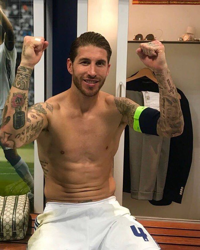 
Ramos ăn mừng trong phòng thay đồ
